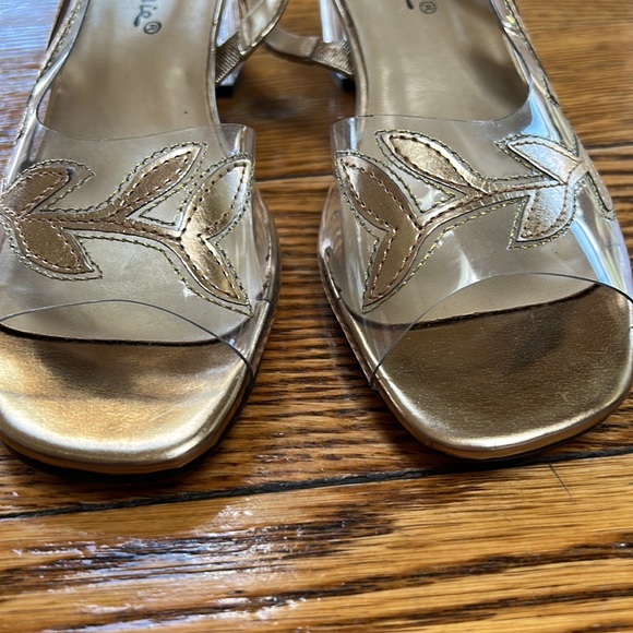 Annie clear sandals w/gold leaf pattern, clear heels.  Great condition. Size 7.5 - Picture 2 of 12